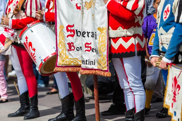 Drapeau trottant performance au Festival italien annuel — Photo