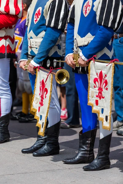 Drapeau trottant performance au Festival italien annuel — Photo