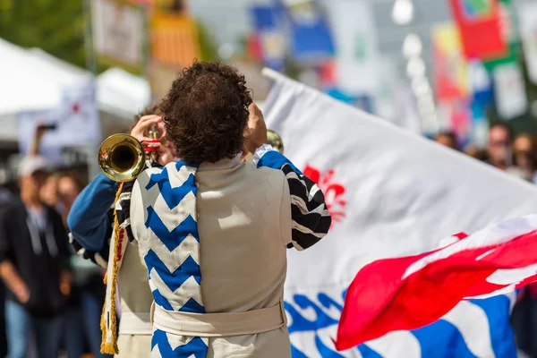 Drapeau trottant performance au Festival italien annuel — Photo