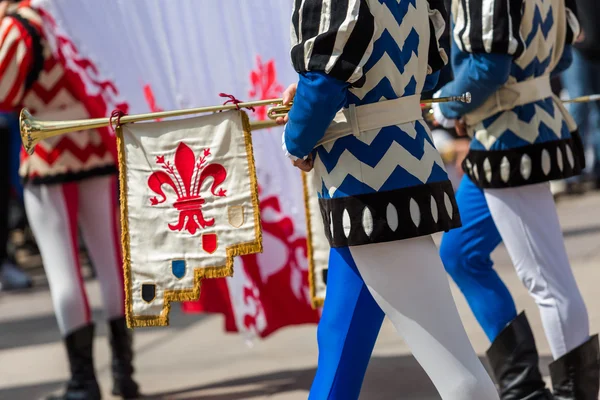 Drapeau trottant performance au Festival italien annuel — Photo