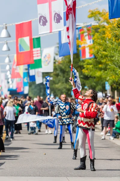 Drapeau trottant performance au Festival italien annuel — Photo