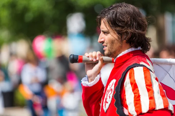 Drapeau trottant performance au Festival italien annuel — Photo