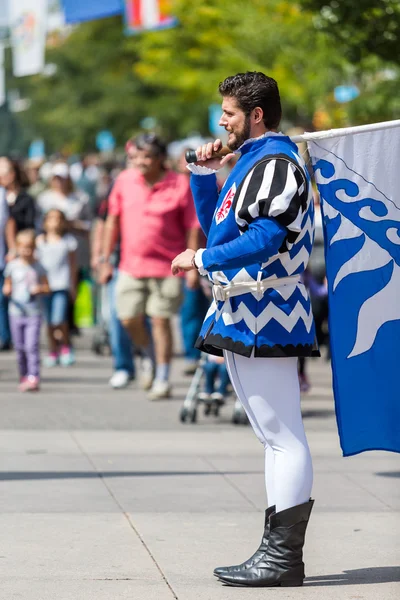 Drapeau trottant performance au Festival italien annuel — Photo