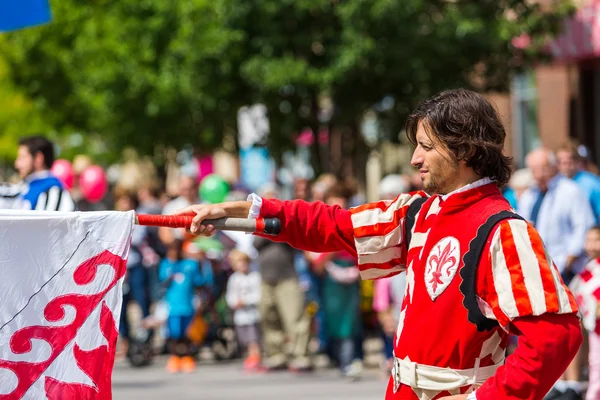 Drapeau trottant performance au Festival italien annuel — Photo