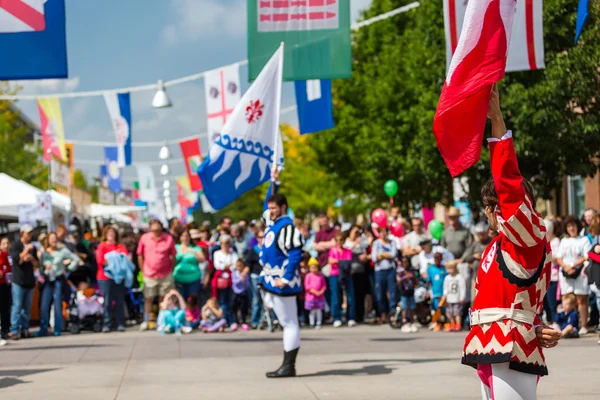 Drapeau trottant performance au Festival italien annuel — Photo