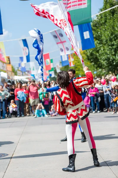 Drapeau trottant performance au Festival italien annuel — Photo