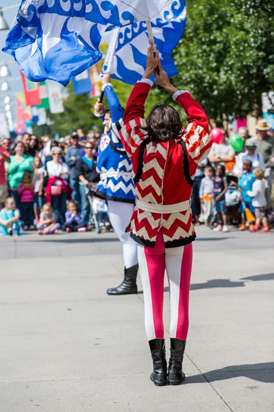 Drapeau trottant performance au Festival italien annuel — Photo