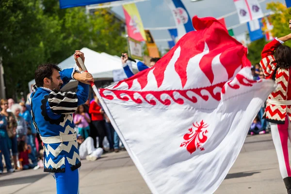 Drapeau trottant performance au Festival italien annuel — Photo