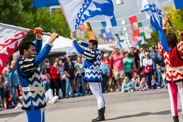 Drapeau trottant performance au Festival italien annuel — Photo