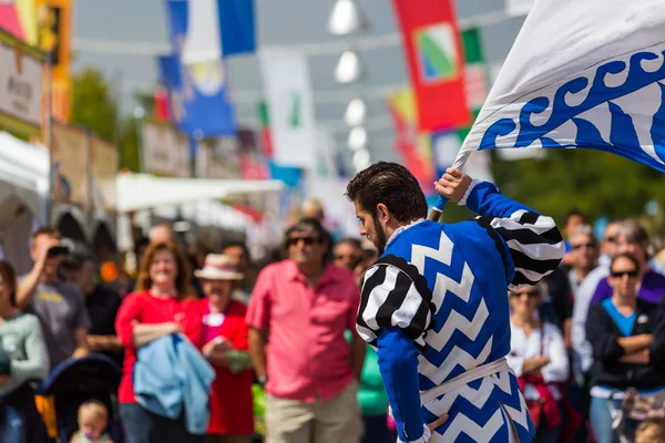 Flaga trowing występ włoski Festiwal — Zdjęcie stockowe