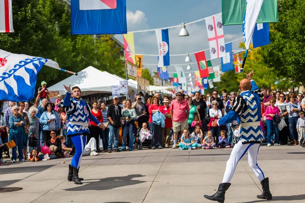 Drapeau trottant performance au Festival italien annuel — Photo