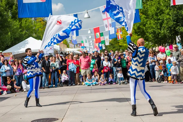 Drapeau trottant performance au Festival italien annuel — Photo