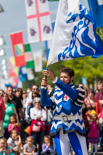 Drapeau trottant performance au Festival italien annuel — Photo