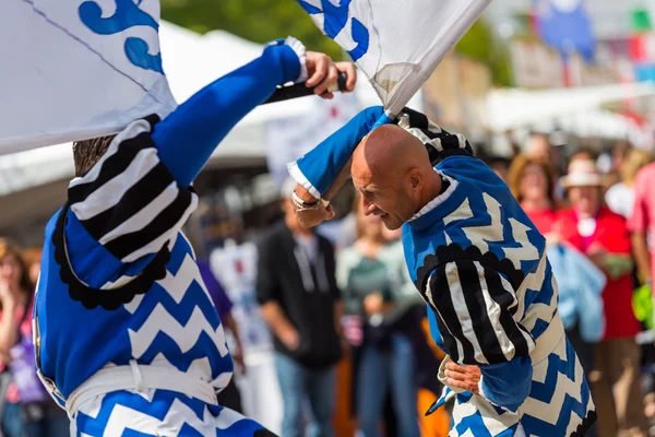 Drapeau trottant performance au Festival italien annuel — Photo