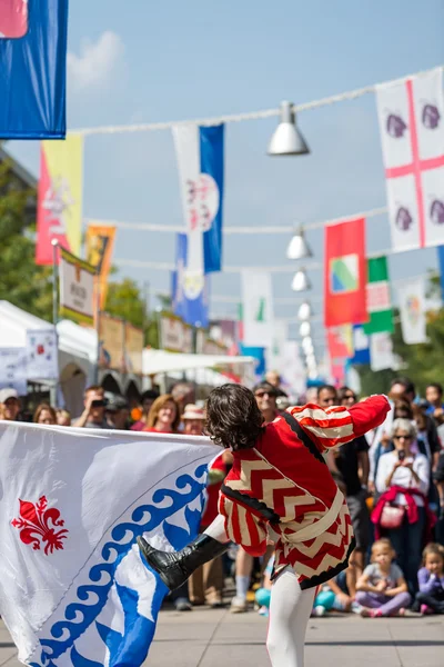 Drapeau trottant performance au Festival italien annuel — Photo