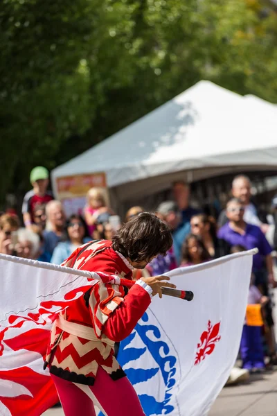 Drapeau trottant performance au Festival italien annuel — Photo