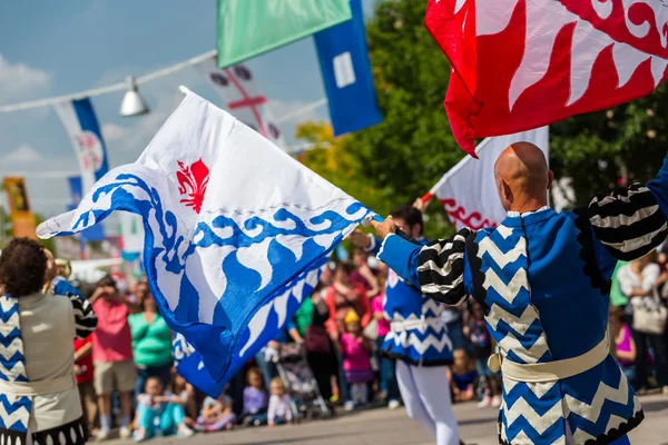 Flag trowing performance at annual Italian Festival — Stock Photo, Image