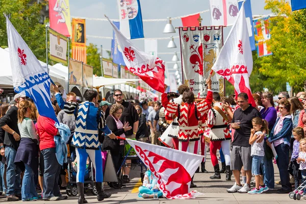 Drapeau trottant performance au Festival italien annuel — Photo