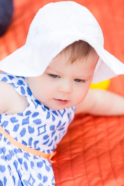 Schattige babymeisje buitenshuis — Stockfoto