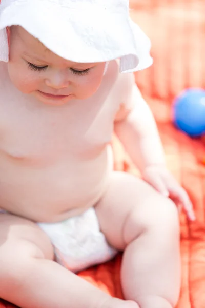 Bébé fille mignonne en plein air — Photo