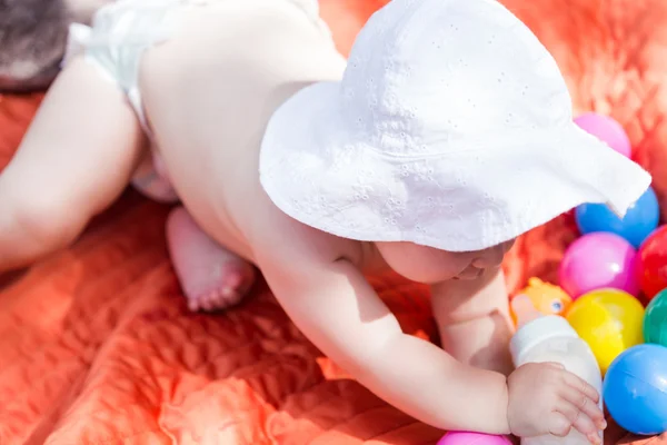 Linda niña con biberón de leche — Foto de Stock