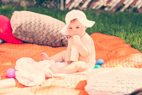 귀여운 아기 우유 병 소녀 — 스톡 사진