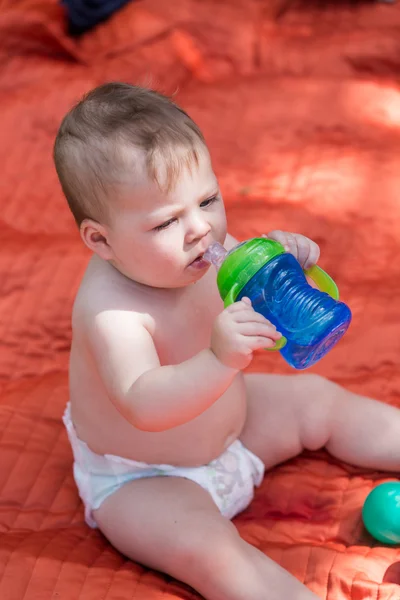 Şişeden içme şirin bebek — Stok fotoğraf