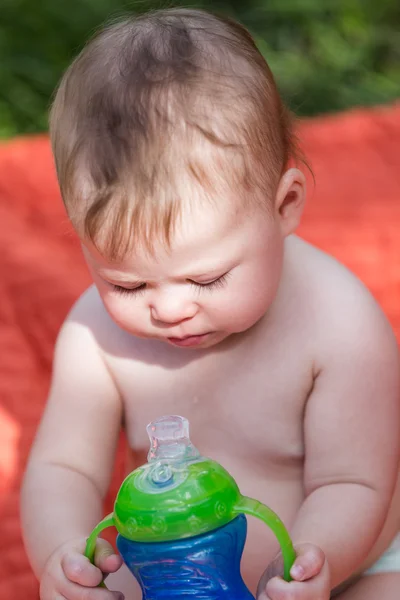 Roztomilé dítě pít z láhve — Stock fotografie