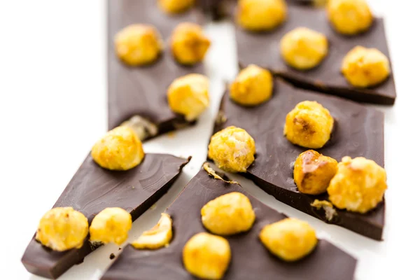 Barra di cioccolato con nocciole — Foto Stock