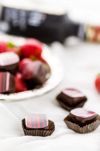 Jordgubbar och choklad tryffel. — Stockfoto