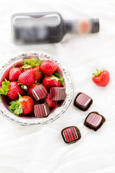 Strawberries and  chocolate truffles. — Stock Photo, Image