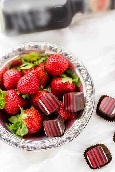 Erdbeeren und Schokoladentrüffel. — Stockfoto