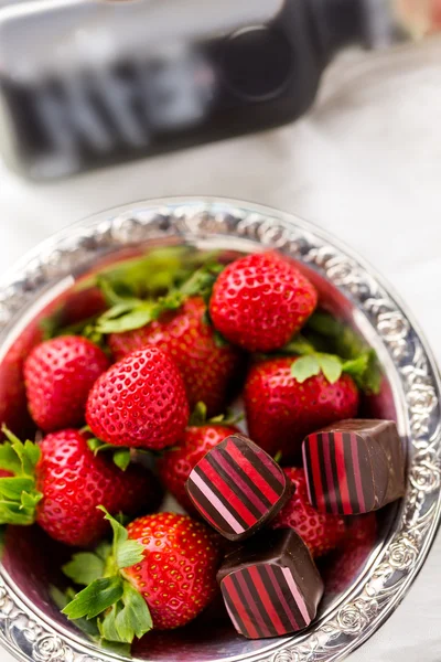 Jordgubbar och choklad tryffel. — Stockfoto