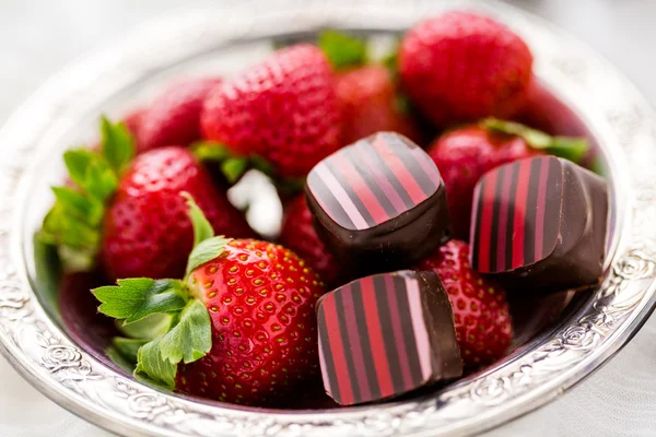 Strawberries and  chocolate truffles. — Stock Photo, Image