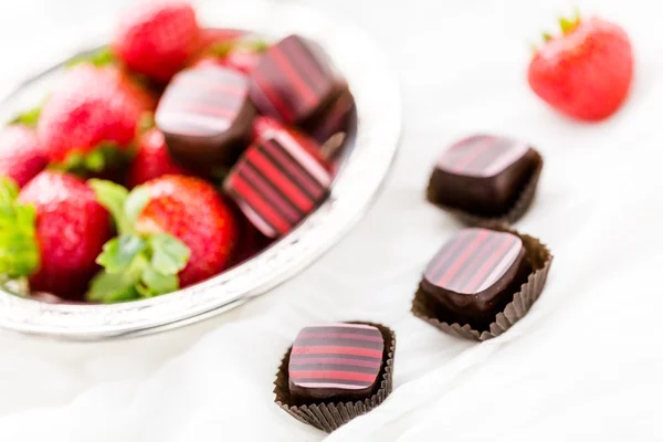 Erdbeeren und Schokoladentrüffel. — Stockfoto