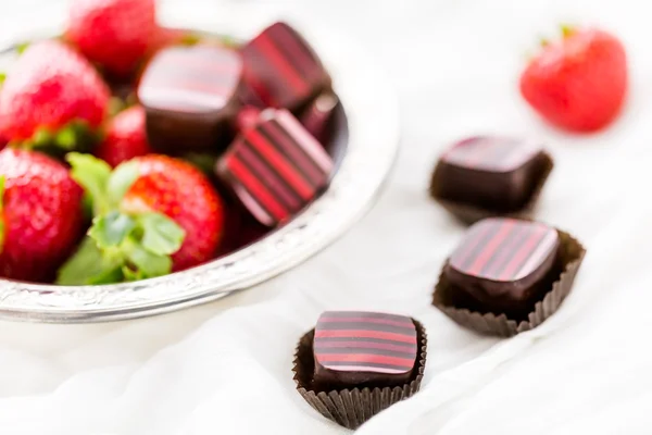 Strawberries and  chocolate truffles. — Stock Photo, Image