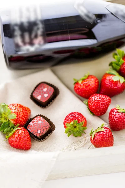 Erdbeeren und Champagner-Schokoladentrüffel. — Stockfoto