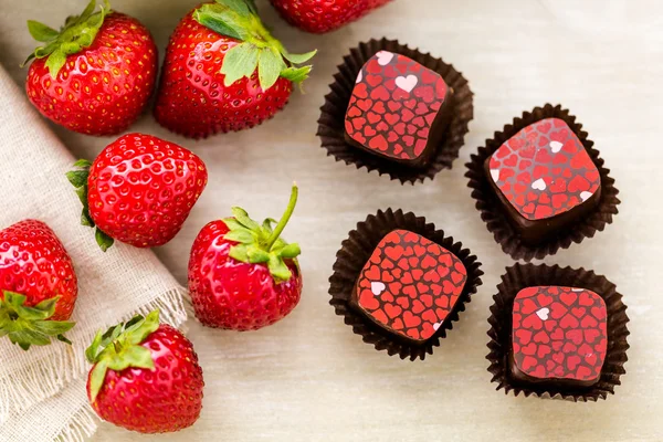 Strawberries and  chocolate truffles. — Stock Photo, Image