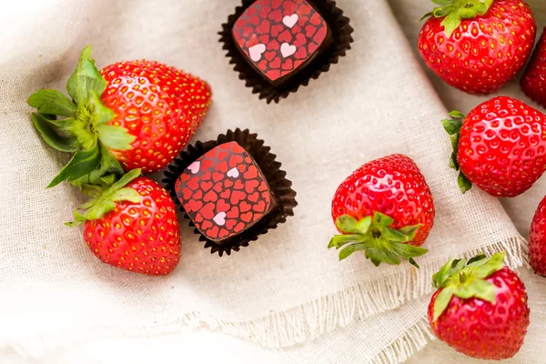 Erdbeeren und Schokoladentrüffel. — Stockfoto