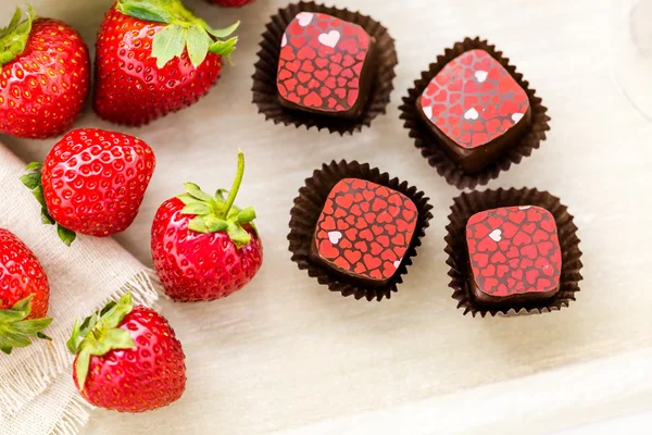 Erdbeeren und Schokoladentrüffel. — Stockfoto