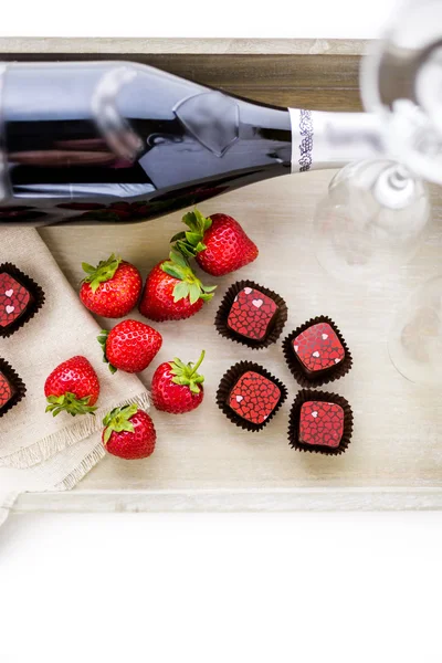 Strawberries and champaigne chocolate truffles. — Stock Photo, Image