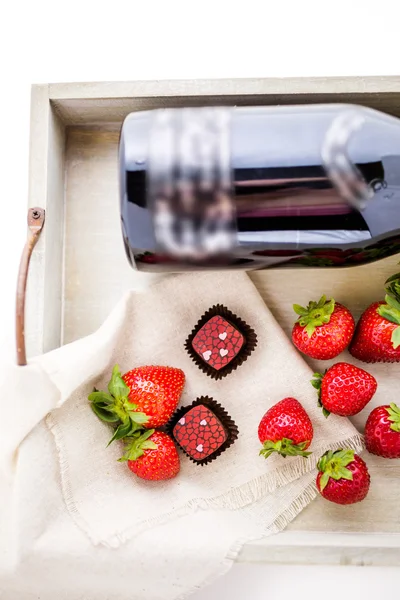 Strawberries and champaigne chocolate truffles. — Stock Photo, Image