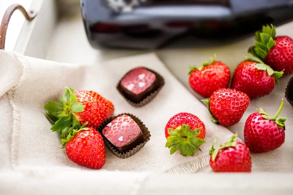 Erdbeeren und Champagner-Schokoladentrüffel. — Stockfoto
