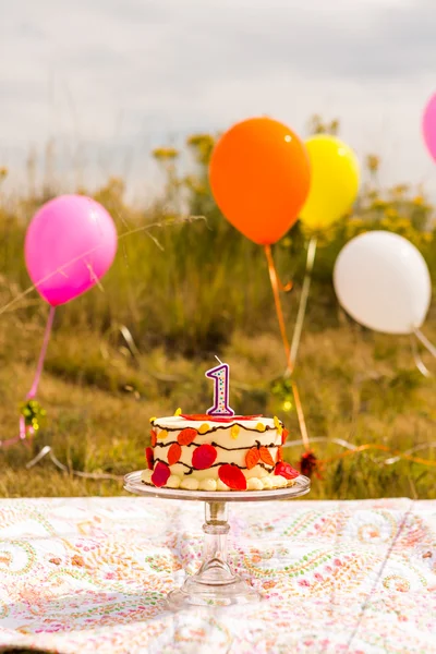 Verjaardagspartij met taart en ballonnen. — Stockfoto