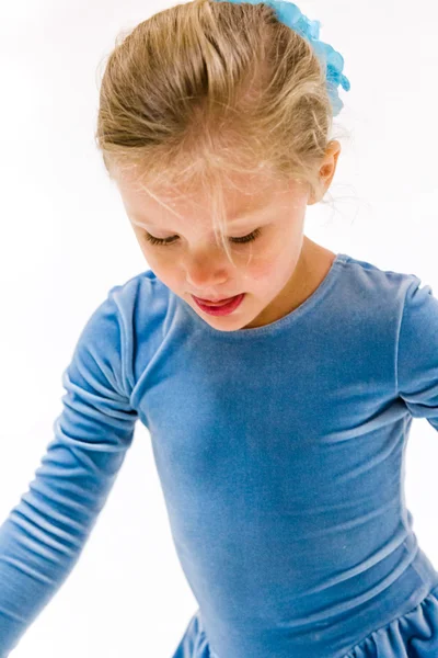 Menina praticando patinação artística — Fotografia de Stock