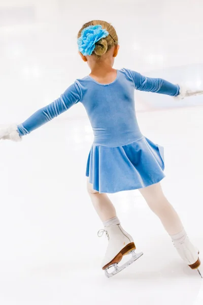 Girl practicing figure skating — Stock Photo, Image