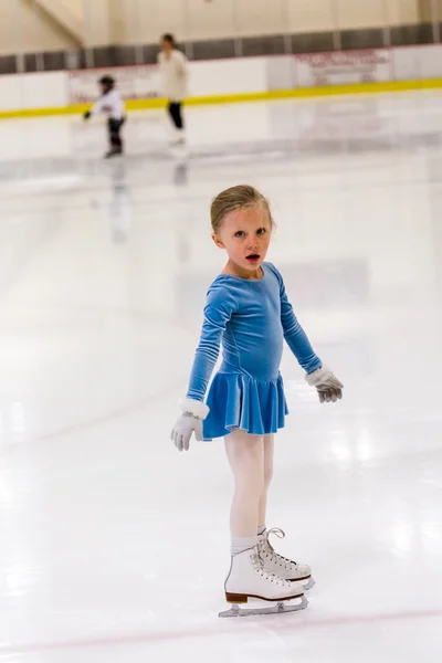 Mädchen übt Eiskunstlauf — Stockfoto