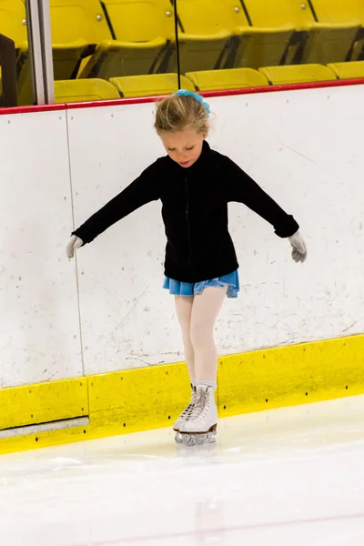 Girl practicing figure skating — Stock Photo, Image