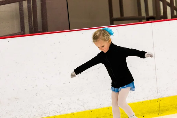 Girl practicing figure skating — Stock Photo, Image