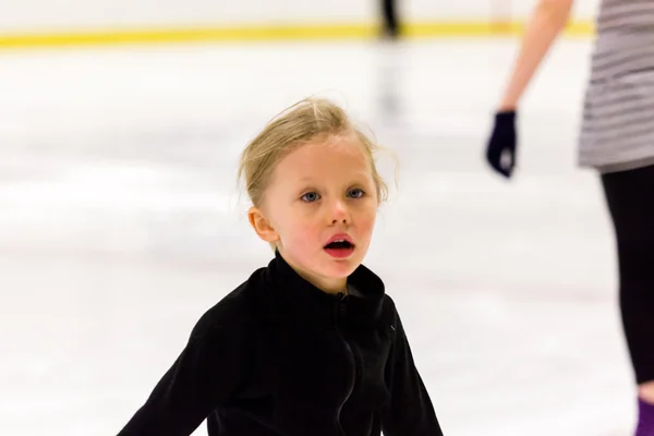 Meisje beoefenen kunstschaatsen — Stockfoto